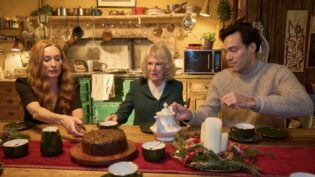 The Queen takes tea on the Bottle Yard Rivals set